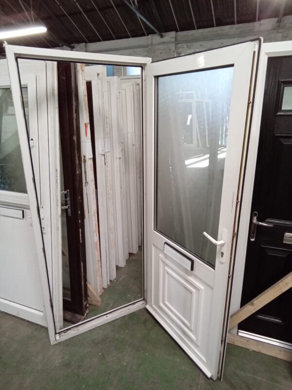 Used White Upvc Front Door 895mm x 2070mm 0299 - Image 3