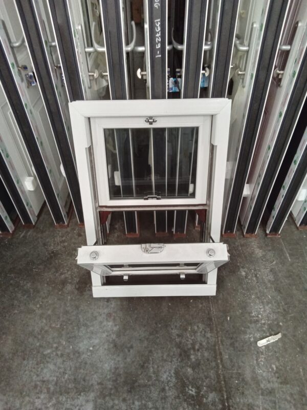 Brand New Rosewood Upvc Sliding sash window 600mm x 890mm SS09 - Image 5