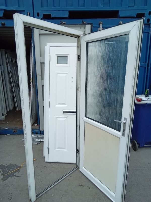 Used White Upvc Back Door OUTWARDS OPENING 900mm wide x 2070mm C6D45 - Image 3