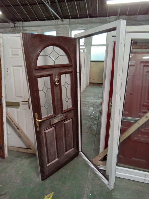 Used Brown Composite Front Door 920mm x 2040mm 0292 - Image 3