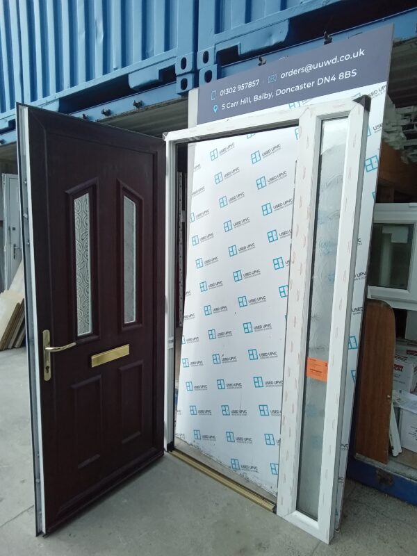 Brand new Rosewood Upvc Front Door And Side Panel 1180mm x 2070mm C2056 - Image 4