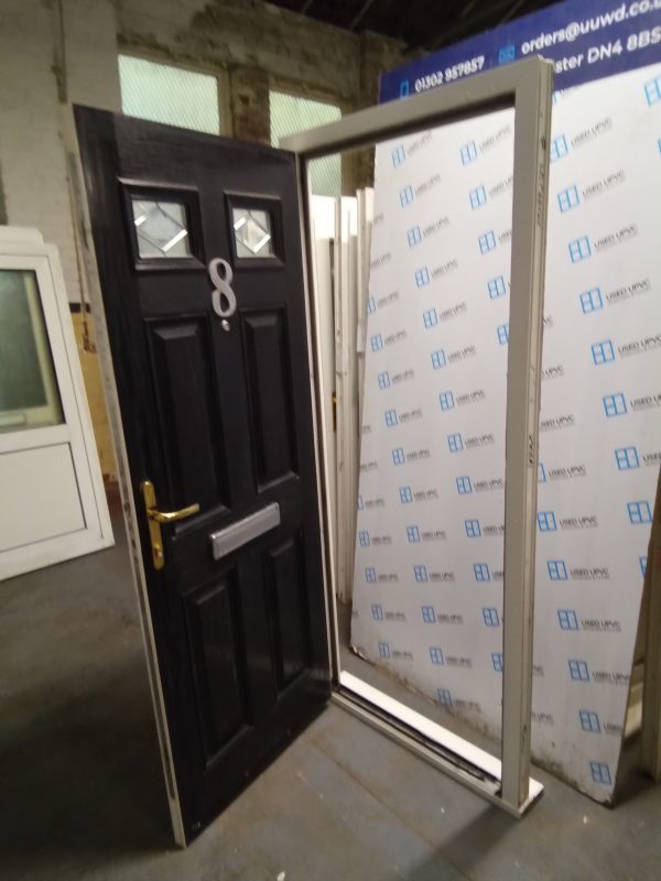 Used black on white composite front door 900mm x 2090mm 0752 - Image 4