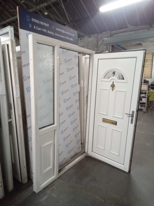 Used white Upvc front door and side panel 1310mm x 2050mm DS019 - Image 4