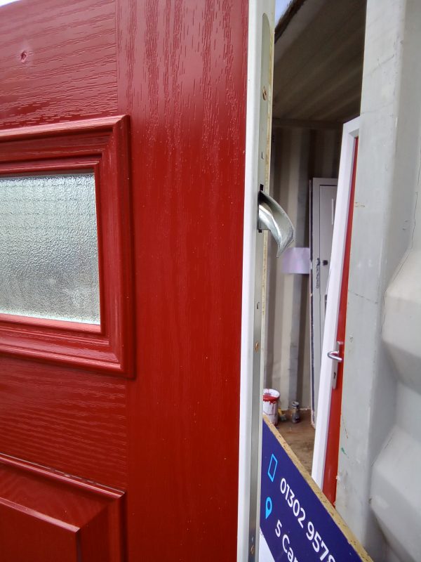 Used red composite front door 900mm x 1960mm C8D54 - Image 4