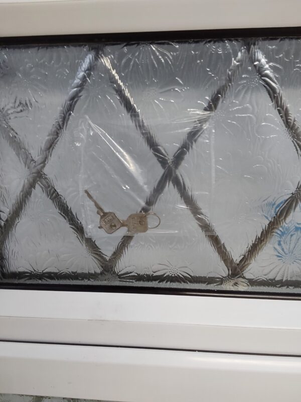 Used White Upvc Window 920mm x 915mm LW0099 - Image 4