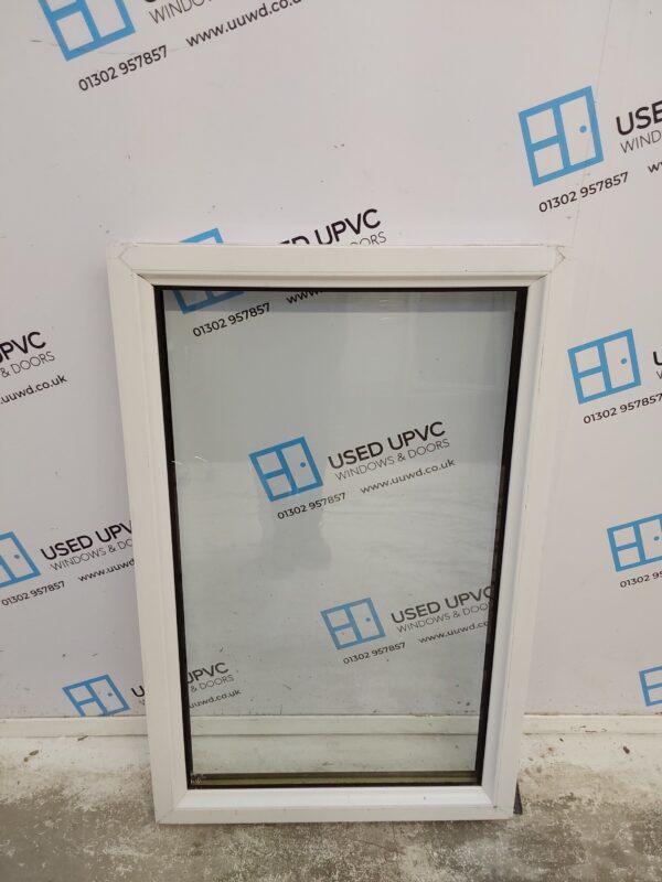 Used white upvc window 590mm x 930mm W0286