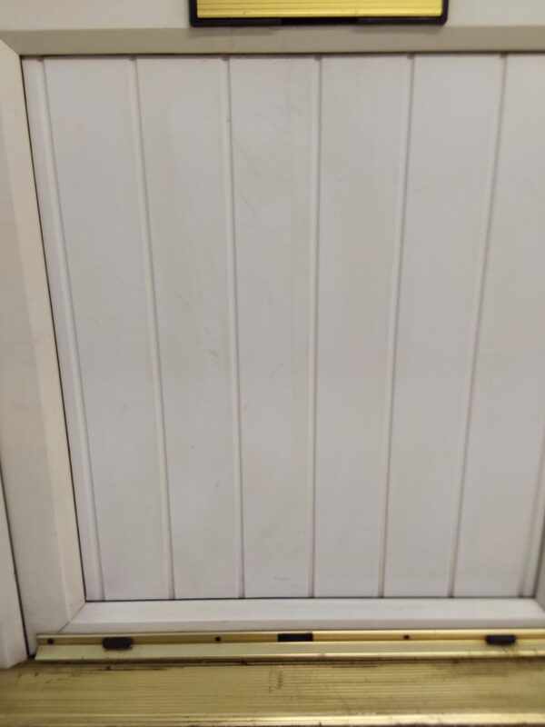 Used Cream Upvc Front Door 955mm x 2105mm ( Reduce to 940mm) C6077 - Image 9